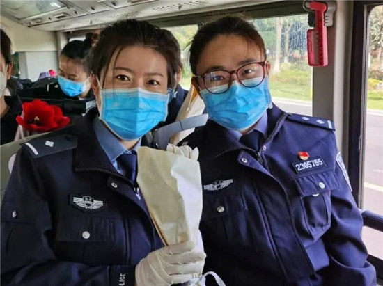 搭载着50名龙江监狱系统援鄂女警的飞机,火线出征,飞赴武汉