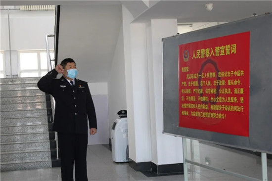 监狱党委委员,纪委书记姜德义带领大家重温入警誓词在疫情防控工作