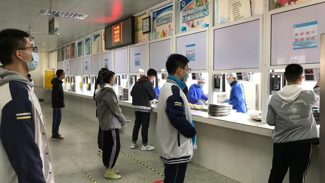 高三学子在学校食堂吃饭都有坐在高考考场的感觉适应不