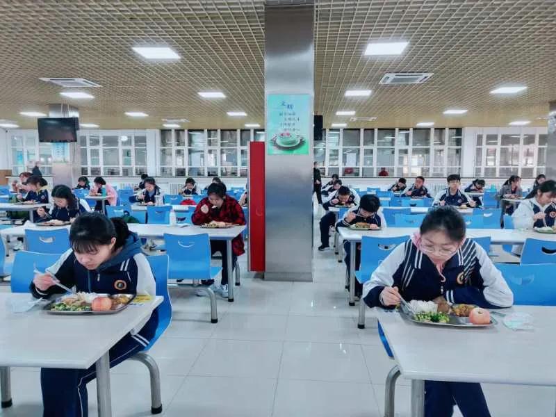 高三学子在学校食堂吃饭都有坐在高考考场的感觉适应不