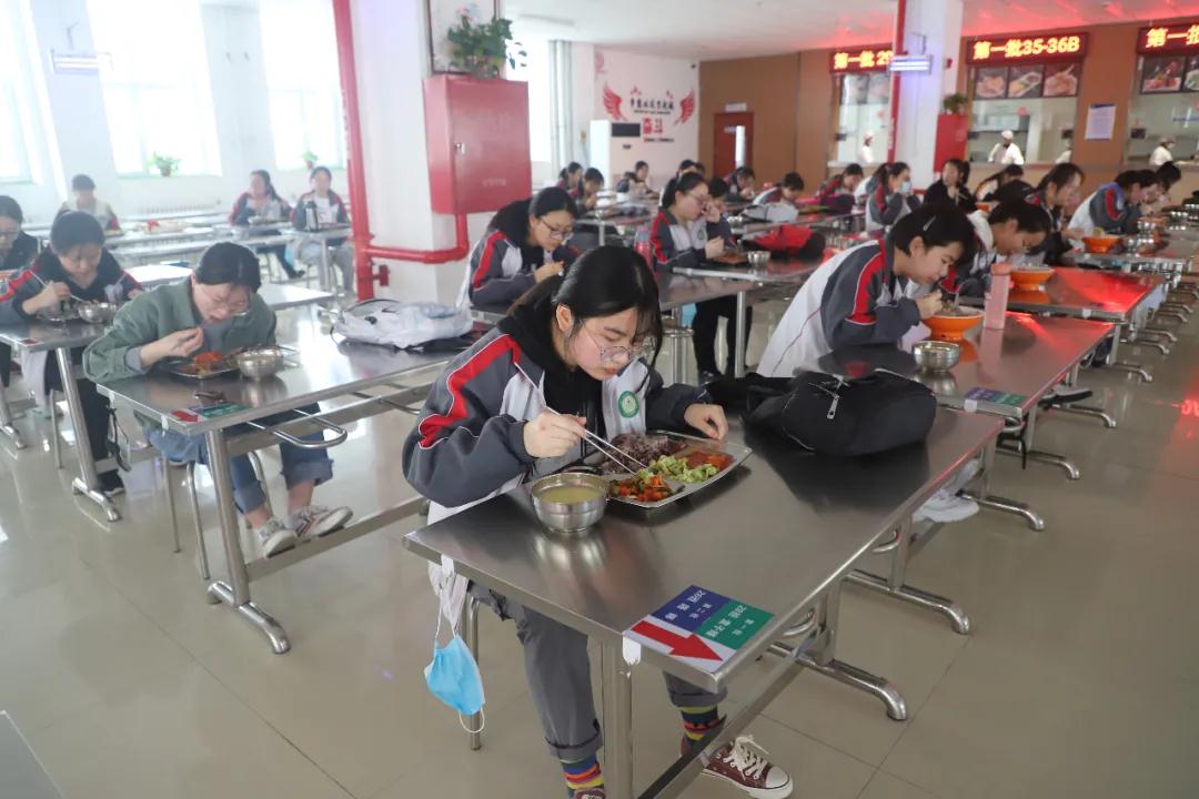 高三学子在学校食堂吃饭都有坐在高考考场的感觉适应不