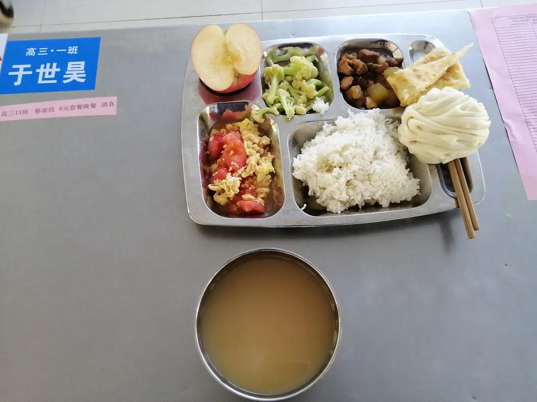 高三学子,在学校食堂吃饭都有坐在高考考场的感觉!适应不?