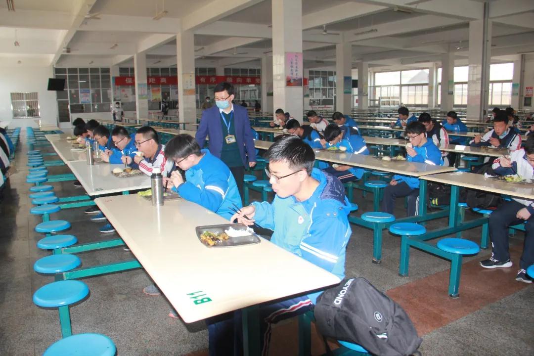 高三学子在学校食堂吃饭都有坐在高考考场的感觉适应不