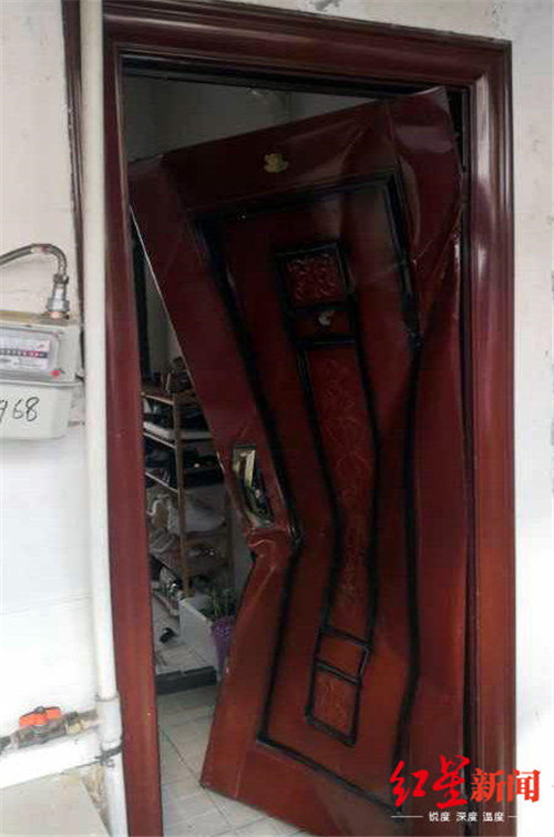 离异夫妻开天然气殉情昏迷警员连续踹门破门救人