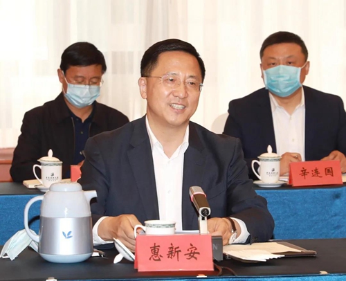而潍坊市委书记惠新安更提到:"青岛,潍坊一直都是一家人!".