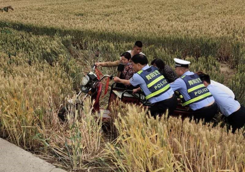 六旬老人駕車不慎掉進路溝漯河警民攜手共救助