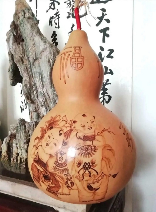 师从济南非物质文化遗产烙画项目代表性传承人李庆芬老师,于2018年