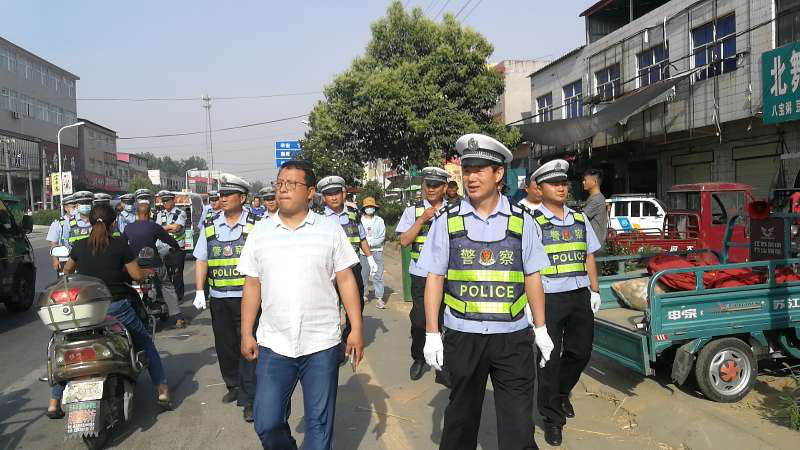 舞阳县交警大队联合多部门打响吴城镇马路市场整治首战