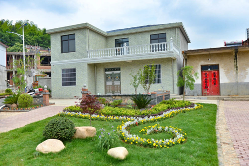 庐江县巾帼志愿者走村入户开展美丽庭院创建指导