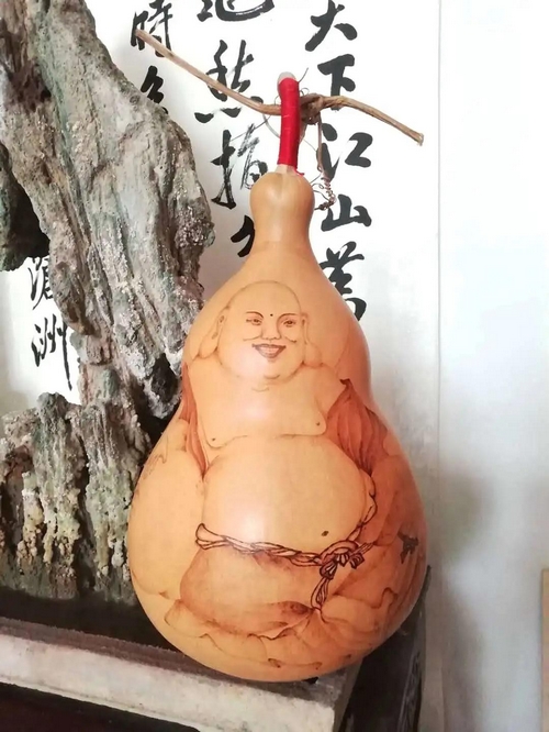 师从济南非物质文化遗产烙画项目代表性传承人李庆芬老师,于2018年