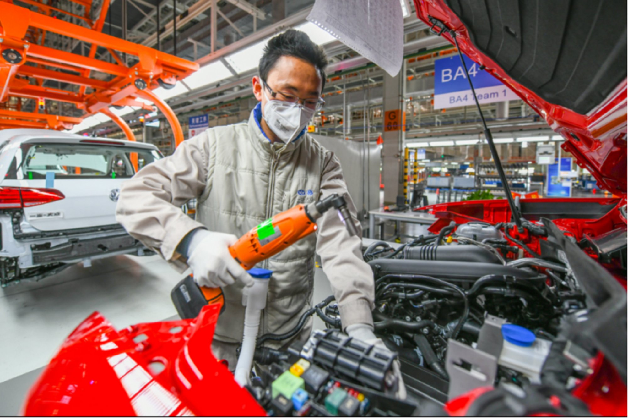 图为广东佛山的一汽-大众华南生产基地,工人们正在生产线上忙碌着.