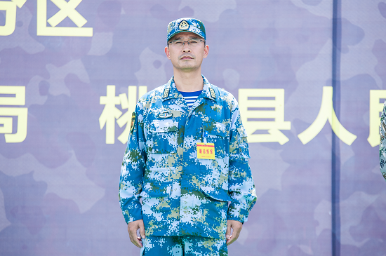 常德军分区司令员李兴刚常德军分区政委董亮在演习现场,方舱指挥车