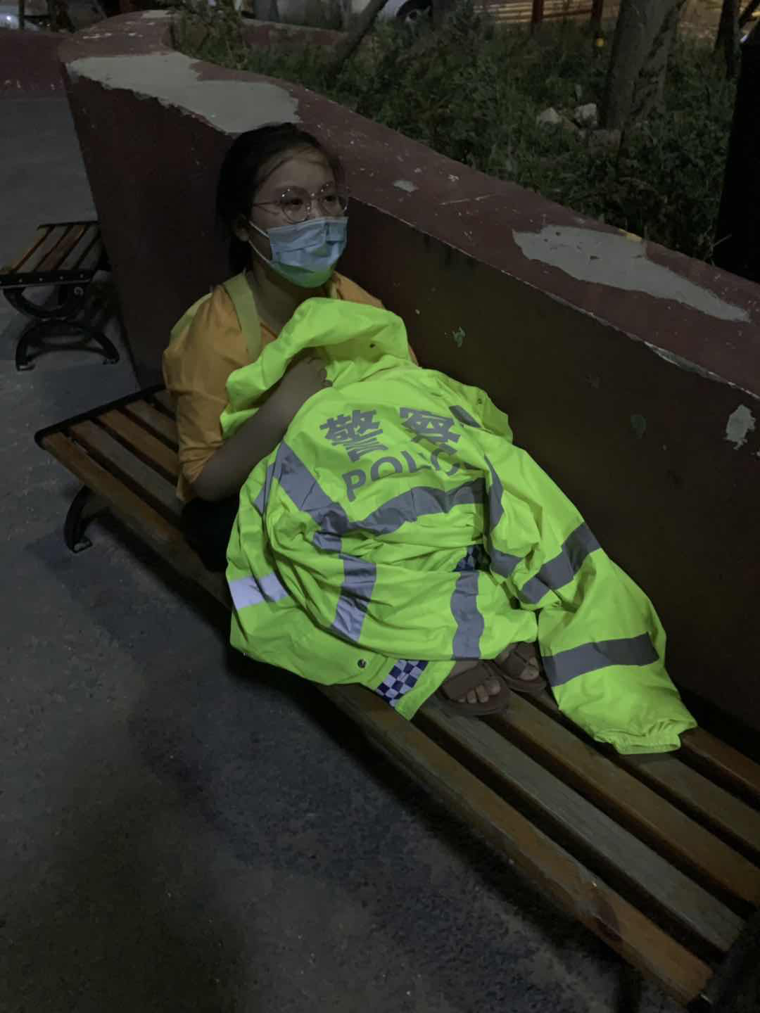 女孩负气离家出走 漯河交警暖心照亮回家路