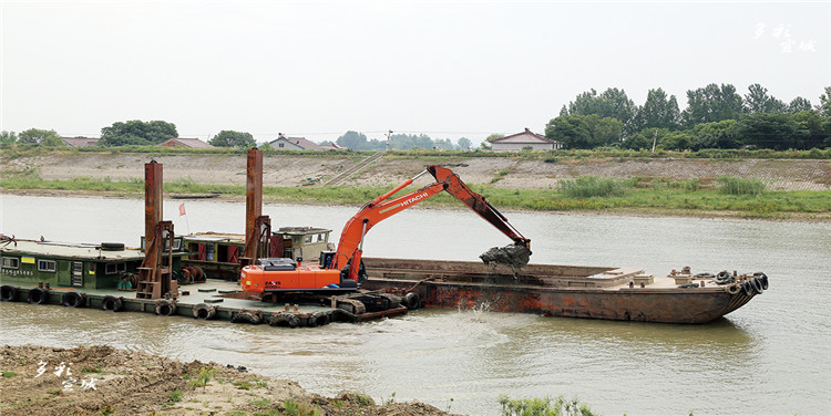 主汛期到来宣城调集大型机械为河道疏浚清淤