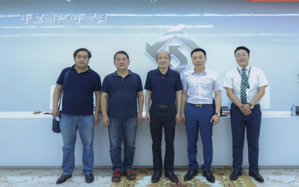 合影(中间:柴强右一:宋山)考察千家总部据悉,河北省房协于2016年承担
