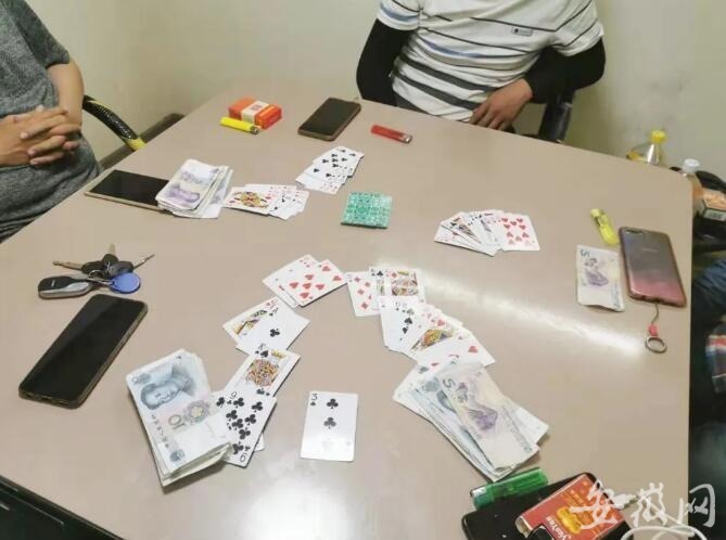 在棋牌室豪赌,自以为聪明的他们为逃避公安机关查处,并没有使用现金
