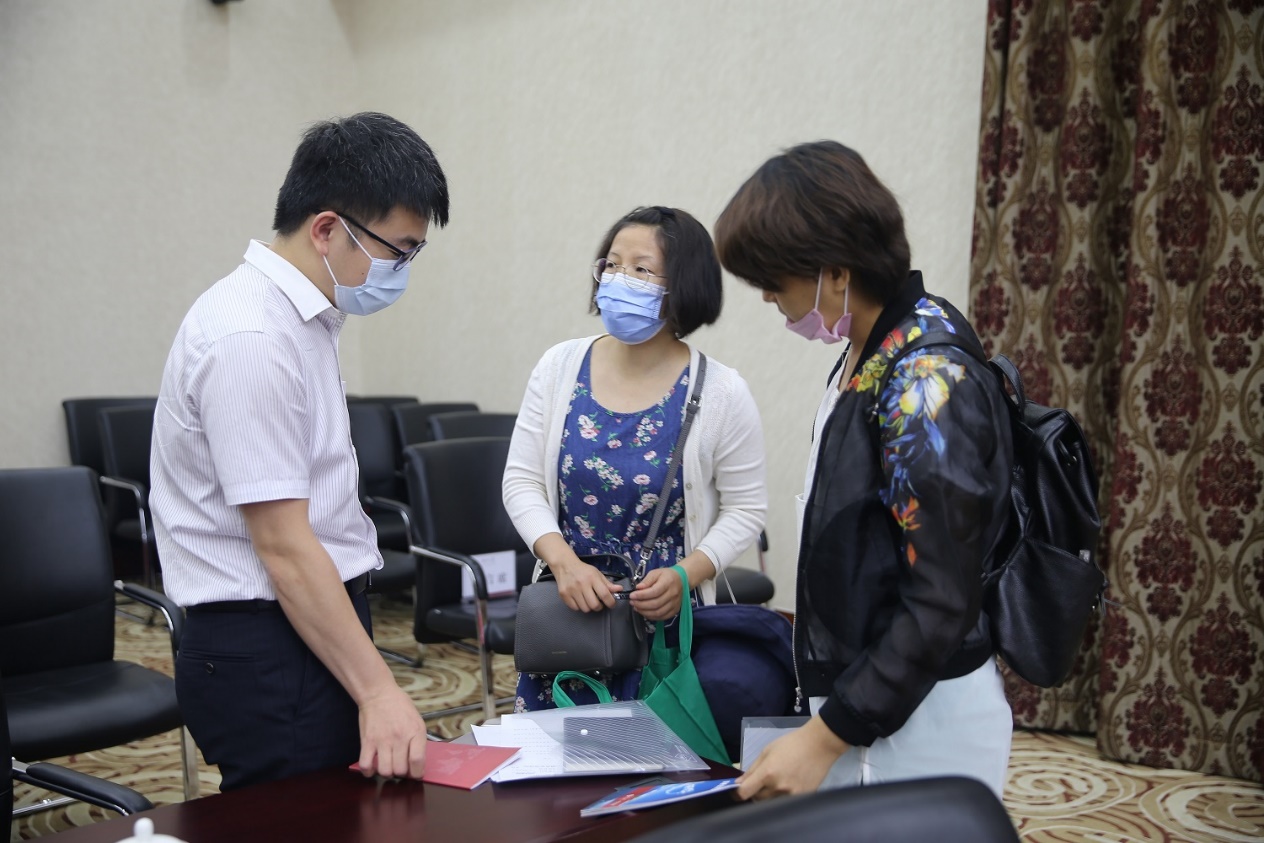 中行客户经理现场为企业答疑