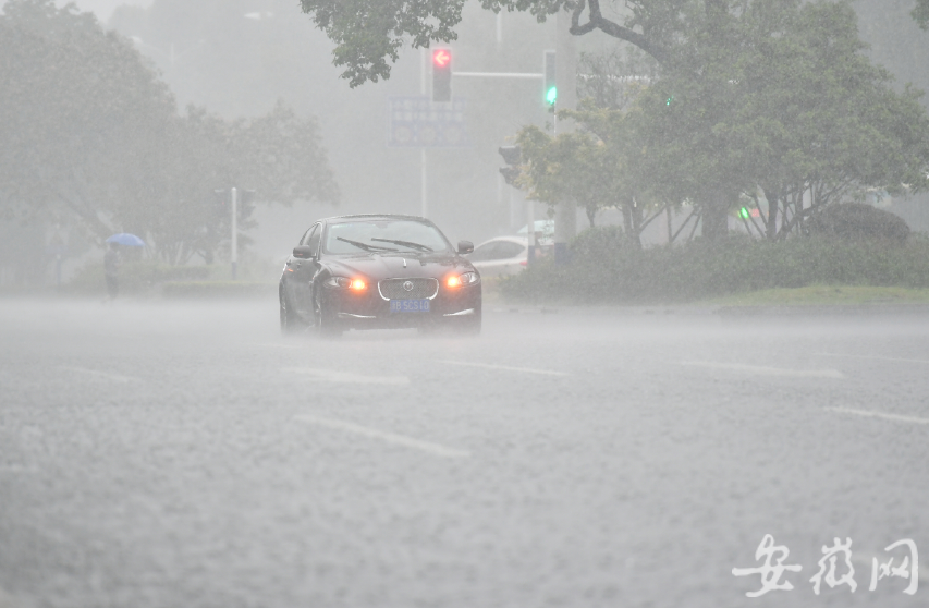 合肥市区暴雨倾盆道路出现不同程度积水图