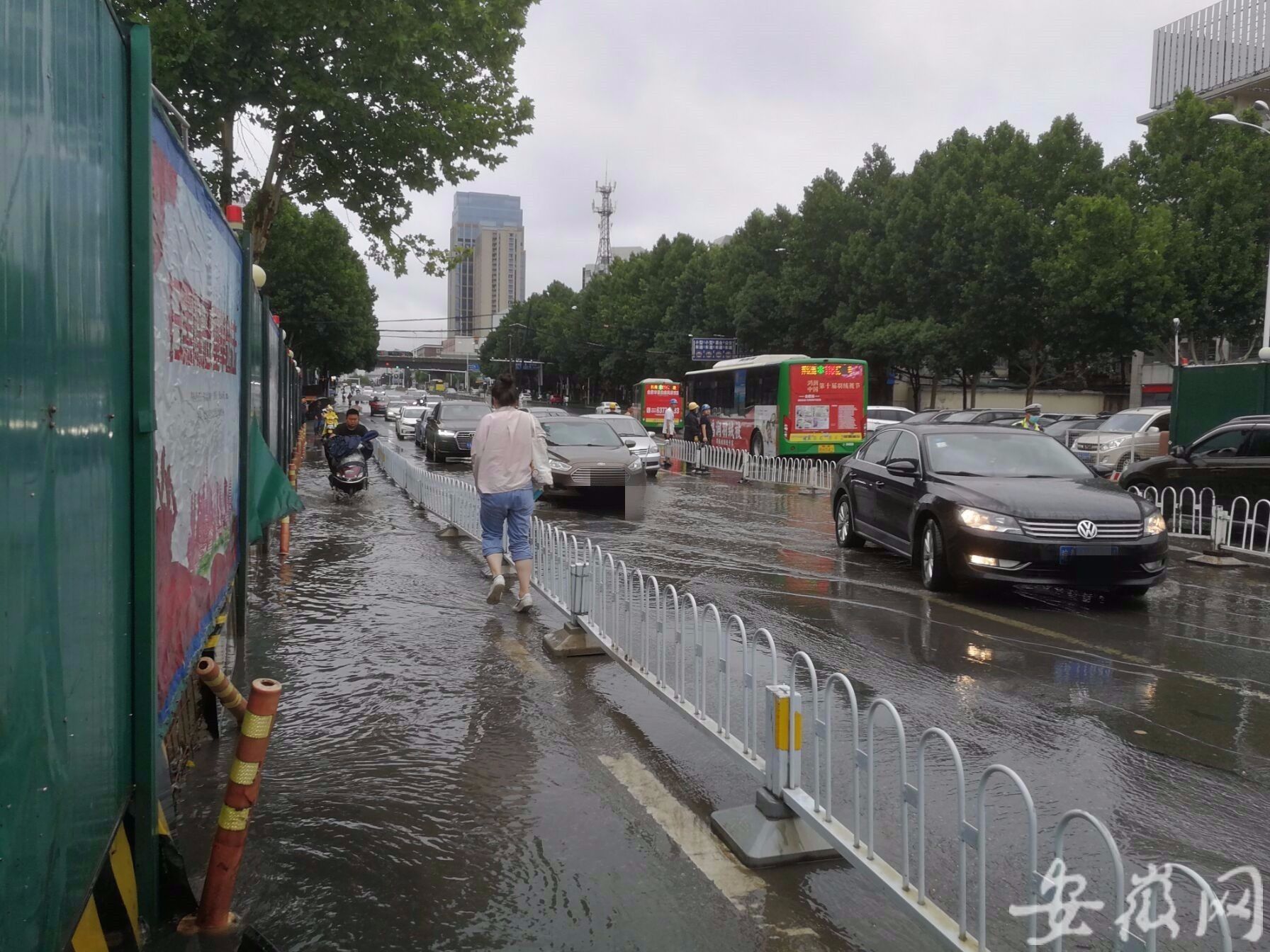 合肥黄山路宿松路交口积水有一百多米长交警捡到5个车牌