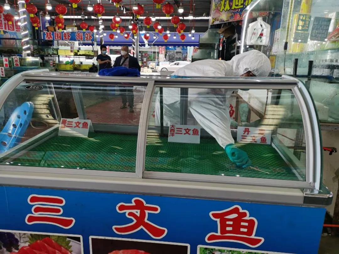 江津对双福国际农贸城海鲜市场存放三文鱼的冰柜进行采样检测