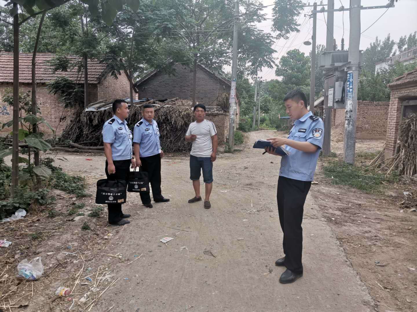 鹿邑县公安局生铁冢派出所为民办小事暖民心村民送锦旗致谢