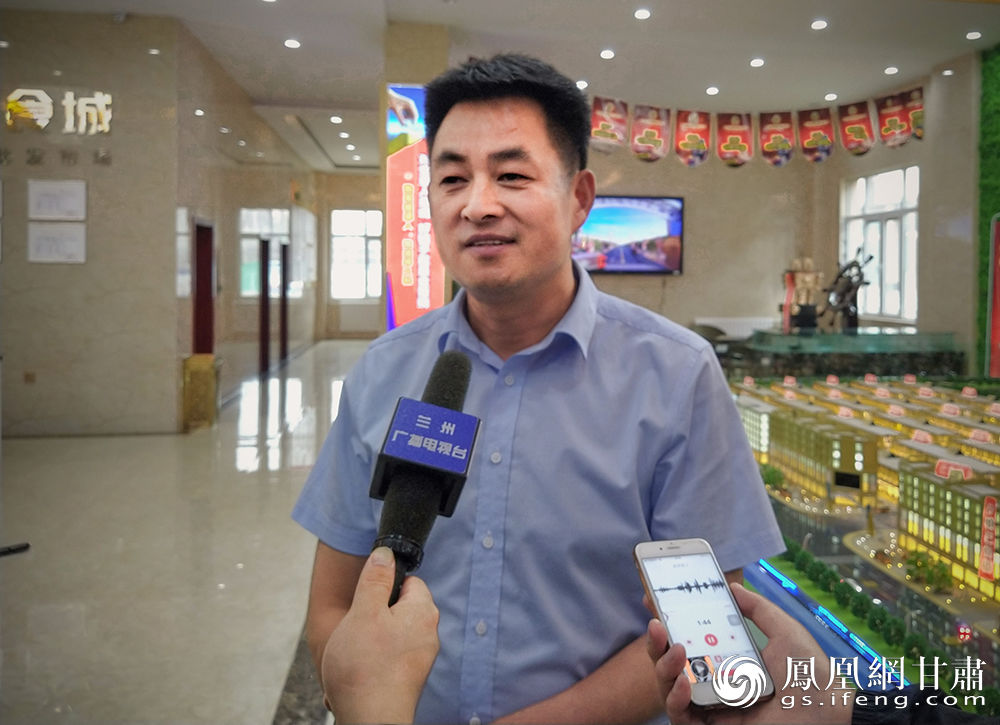 兰州久和国际糖酒副食城董事长张传刚介绍项目建设情况 张富慧 摄张