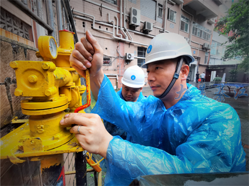 工作人员对天然气调压箱进行检测调试.记者 刘柳吟 摄
