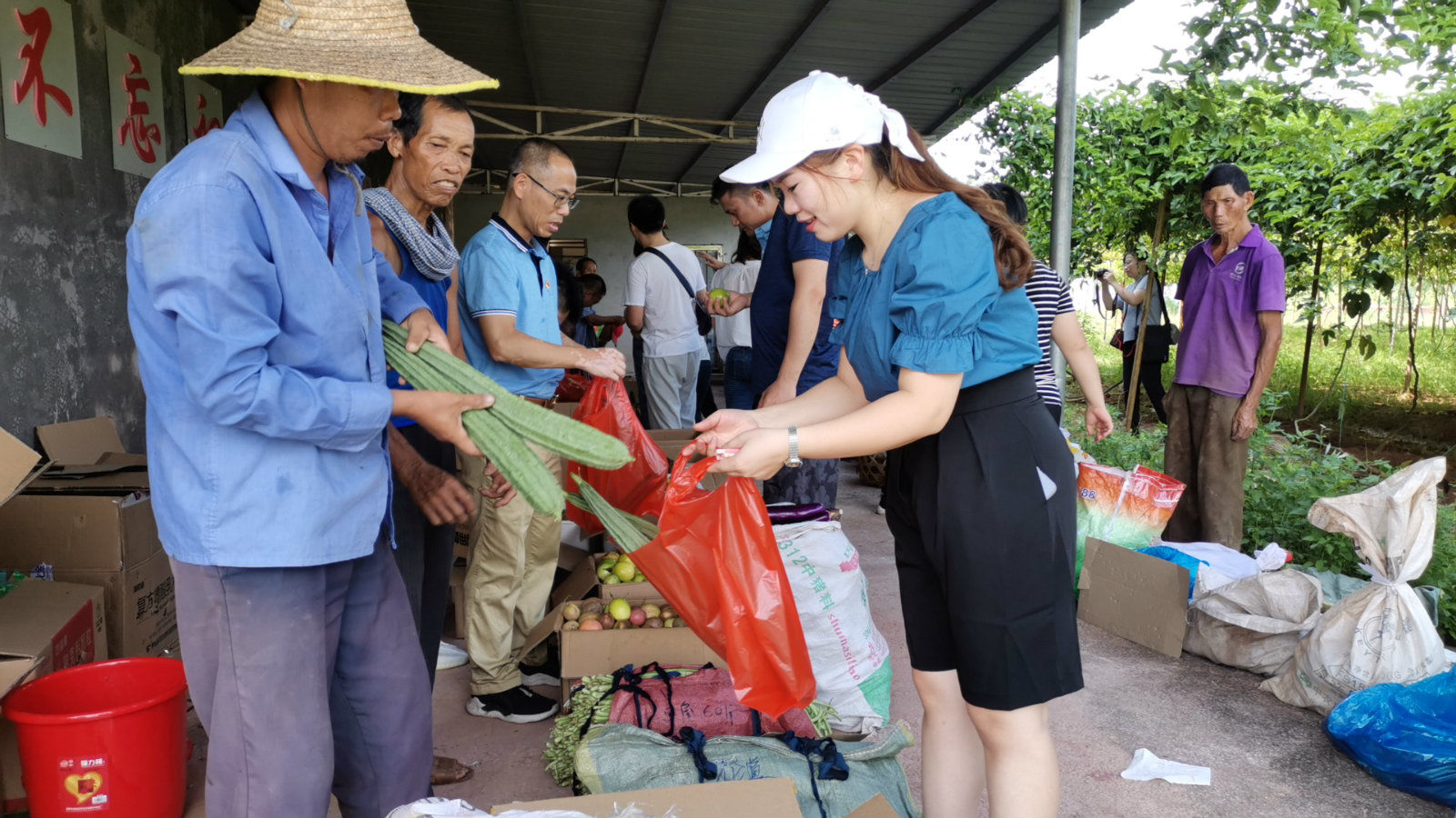 高州市人民医院支部书记摆地摊销售贫困户农产品