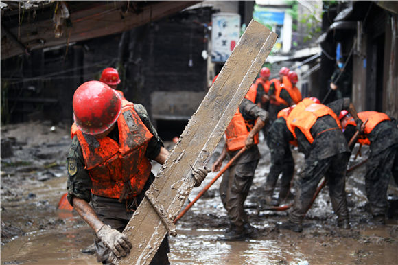 重庆綦江洪水过后多名武警官兵参与清淤工作