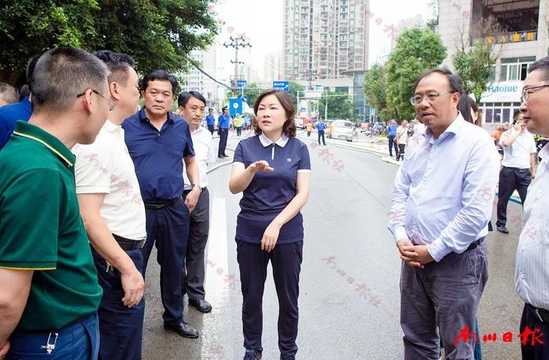 6月22日,南川区委书记丁中平来到南城街道v客公馆小区,尹子祠,隆化