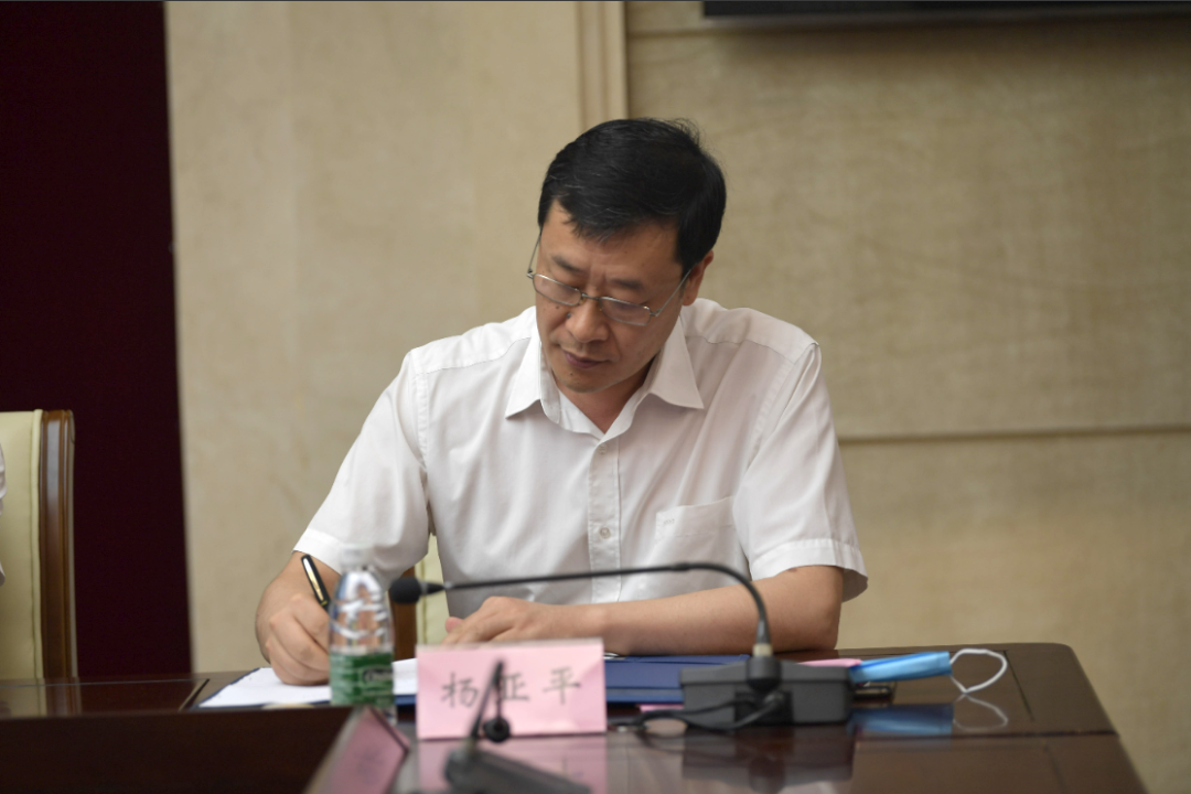 巴南区政府副区长杨亚平签约