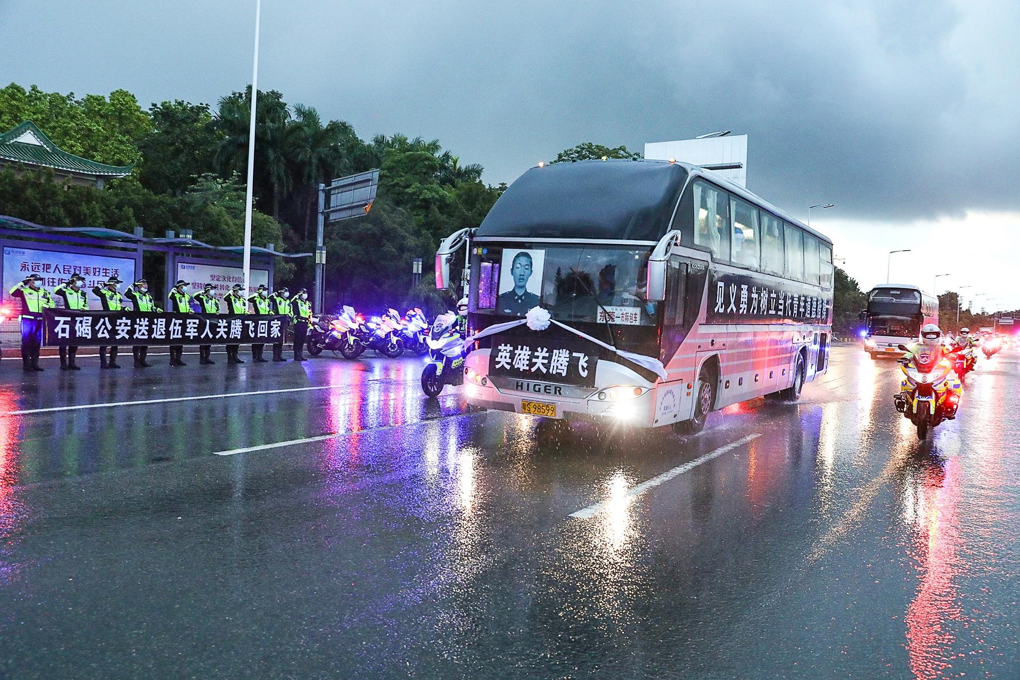 铁骑大队开道警车全程护送 泪如雨下莞城高规格送英雄