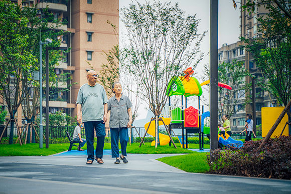 居民在近期建成开放的社区体育文化公园中散步.市规划自然资源局供图