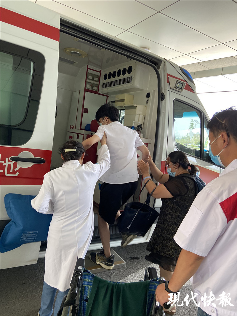 考生病重救护车变送考车 医生全程"陪考"