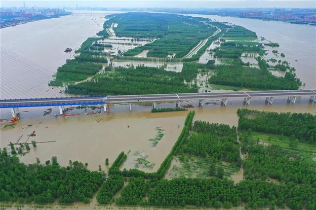 天兴洲扒口行洪成一片泽国民警坚守匝道防止有人上岛