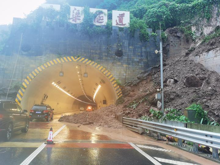 重庆交通执法高速二支队了解到,因连续暴雨,今日上午9时30分许,沪蓉