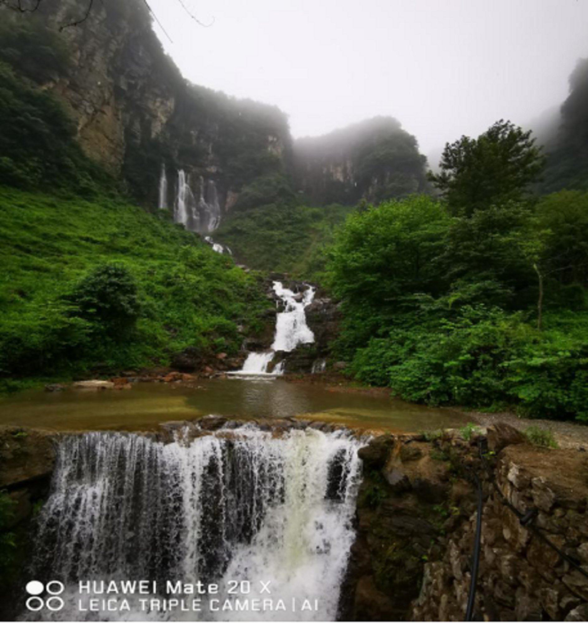 社会在贵州省织金县中寨镇水头寨村,远远就见到一条银色的瀑布从130多