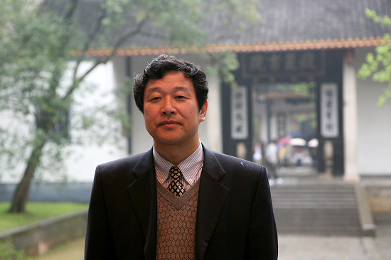 邓洪波,湖南岳阳人,历史学博士,二级教授,博士生导师.