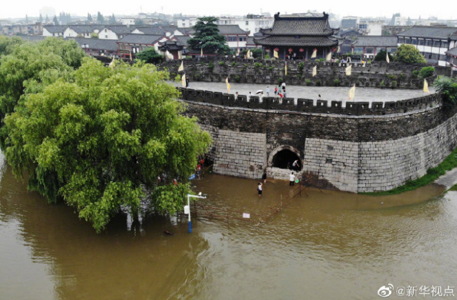 新华视点7月18日消息,受近日强降雨影响,安徽省寿县古城护城河河水