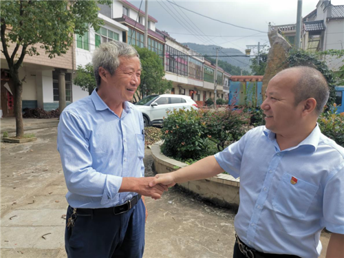 浦发银行芜湖分行慰问帮扶村为防汛尽一份力所能及的力量