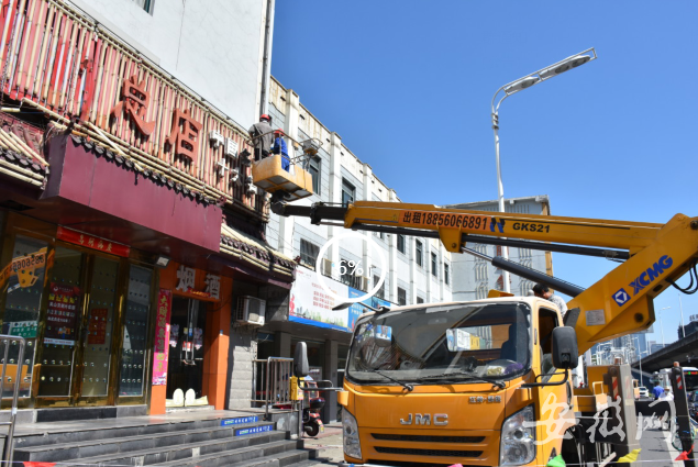 51处合肥望江宾馆附近多个违规店招广告牌被拆