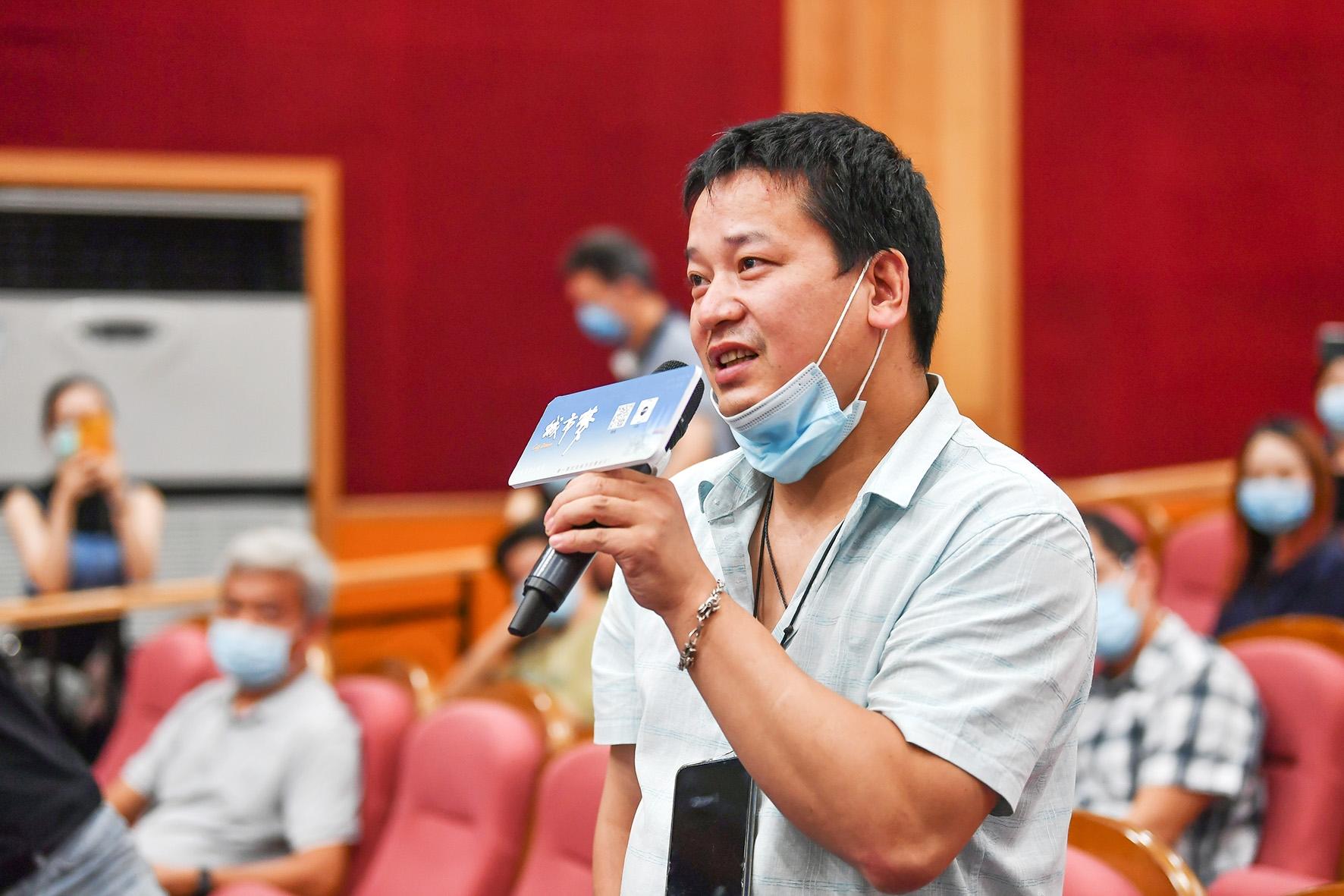 《城市梦》摊贩王兆阳谈这些年来变化 包容的江城让一家人越来越安定