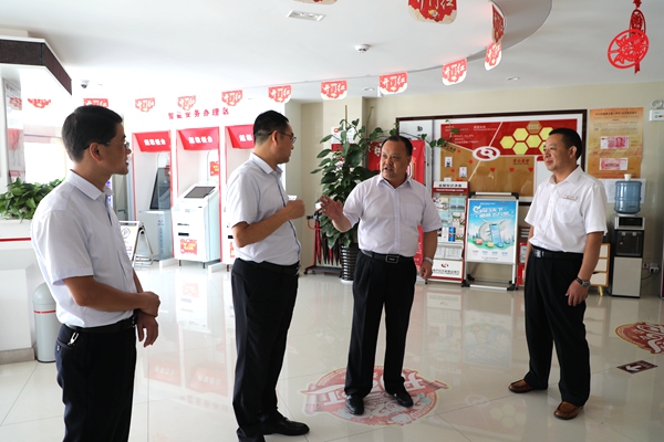 刘会林一行莅临卢氏农商银行调研指导工作