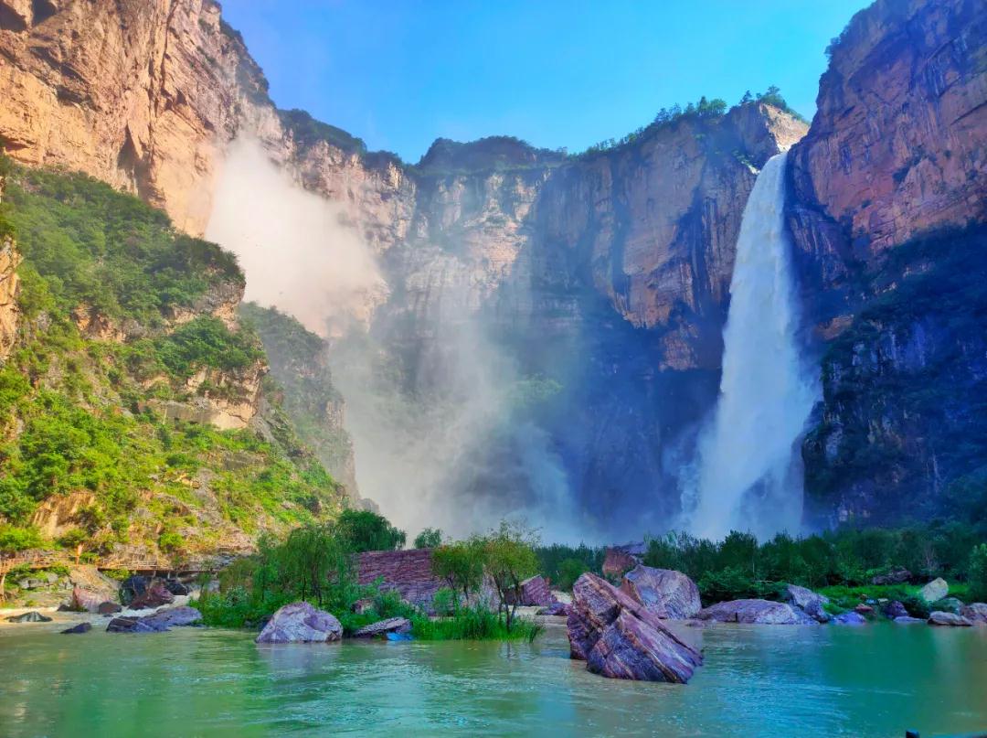 飞流湿行云溅沫惊飞鸟来宝泉感受泉盈地灵