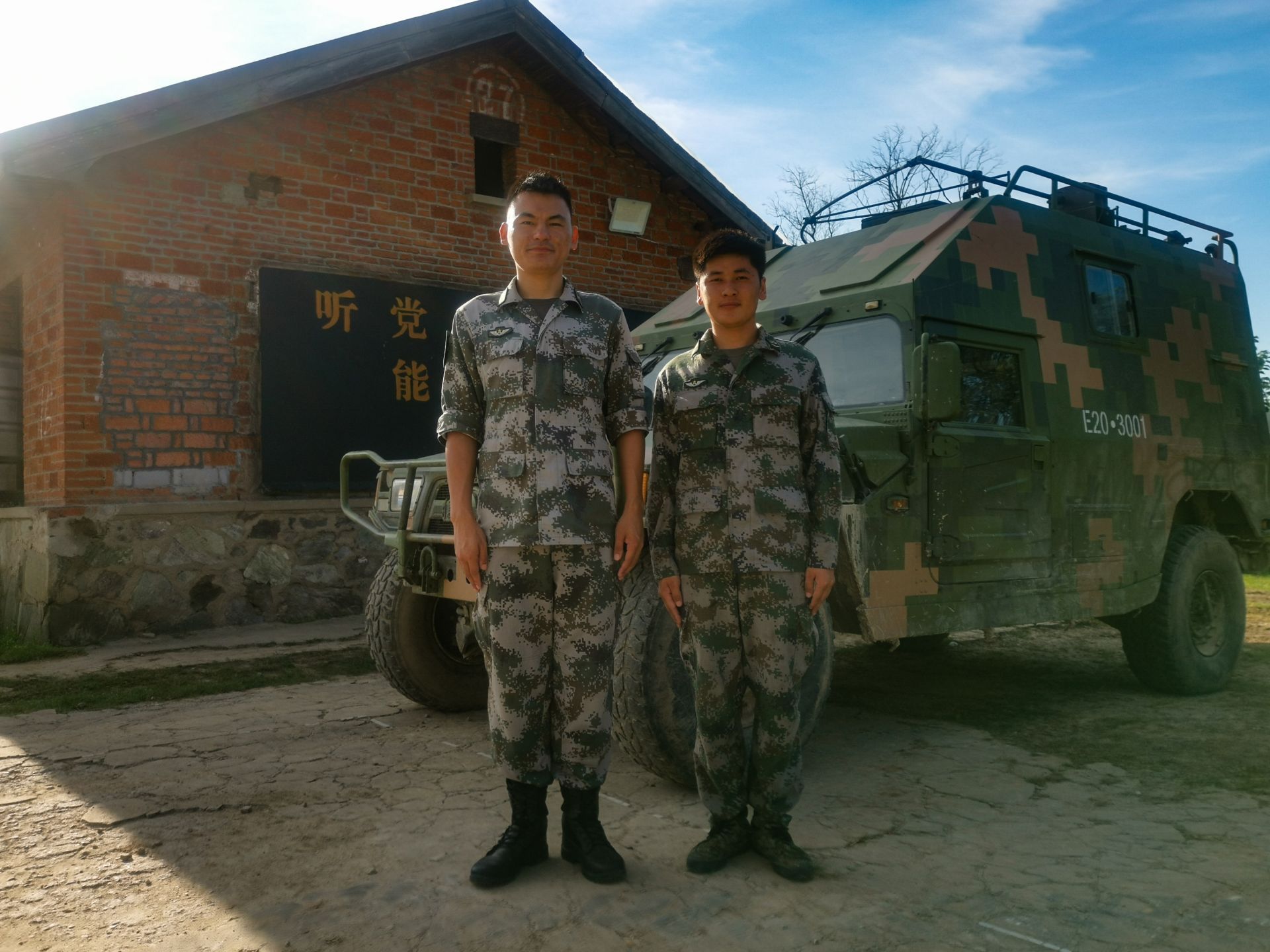 执行公务路遇车祸现场两名驻蚌解放军徒手掰车救人