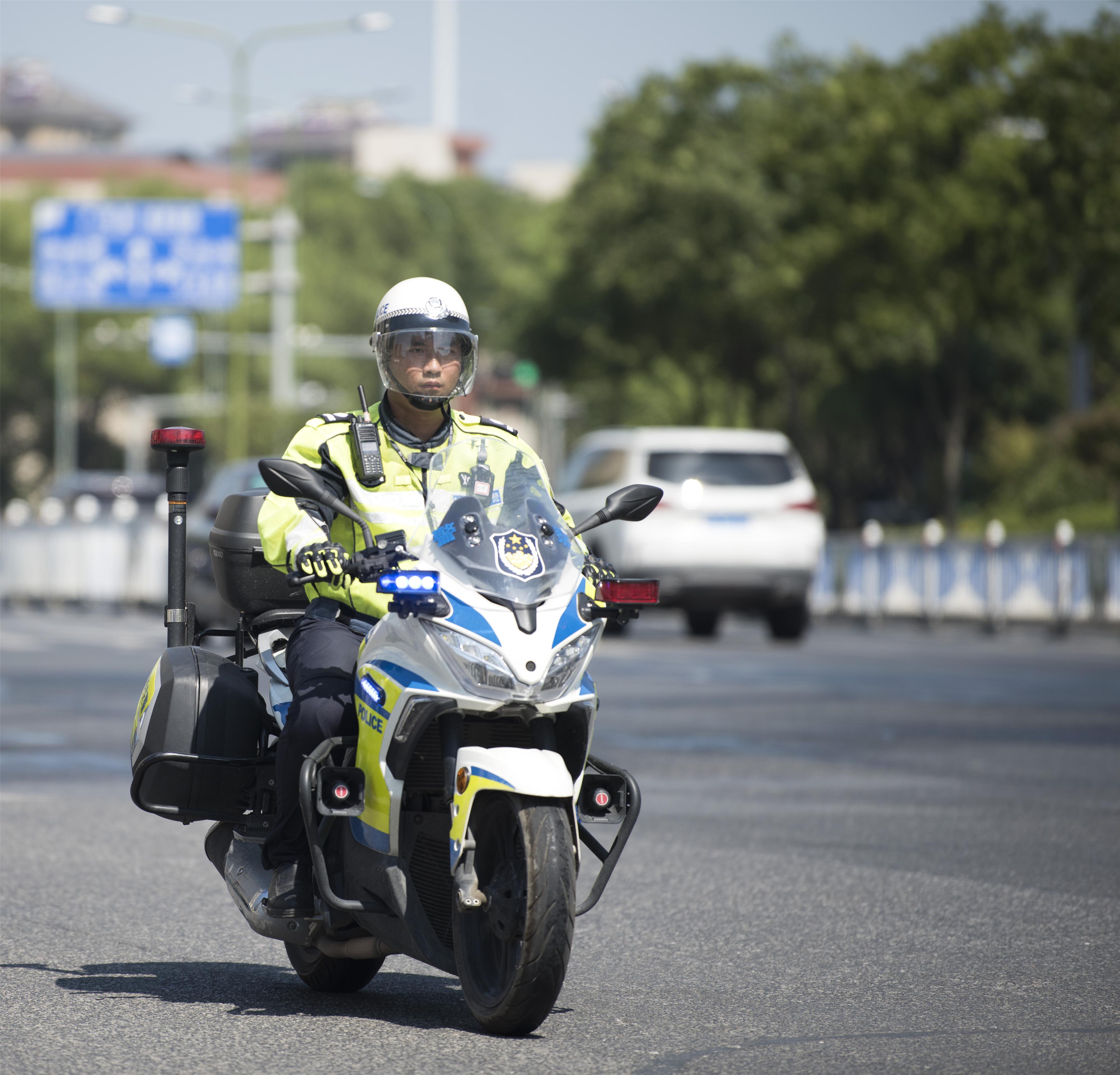 高温下的坚守|嘉兴交警:用汗水诠释责任与担当