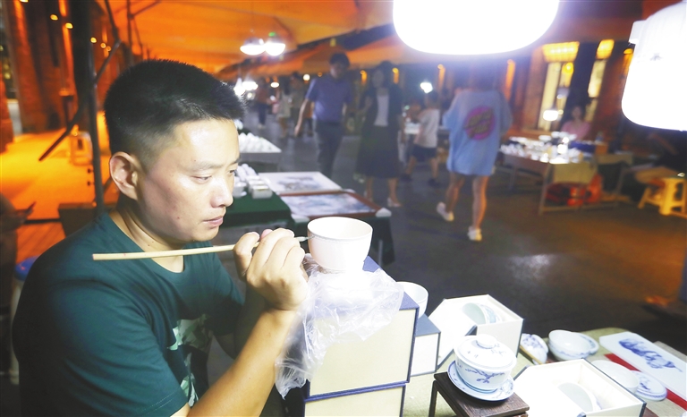 景德镇淘溪川文化创意街区陶瓷夜市图