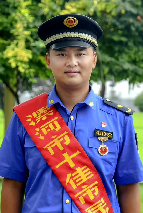 勇追肇事车辆漯河城管队员李昆鹏荣获十佳市民称号