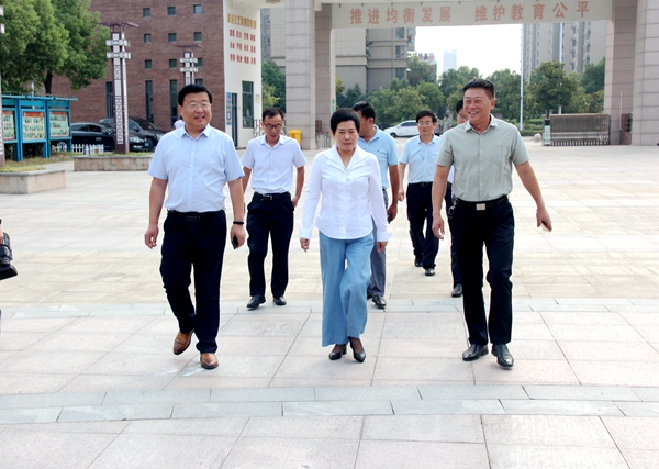 安徽李琼到寿县三中慰问教师