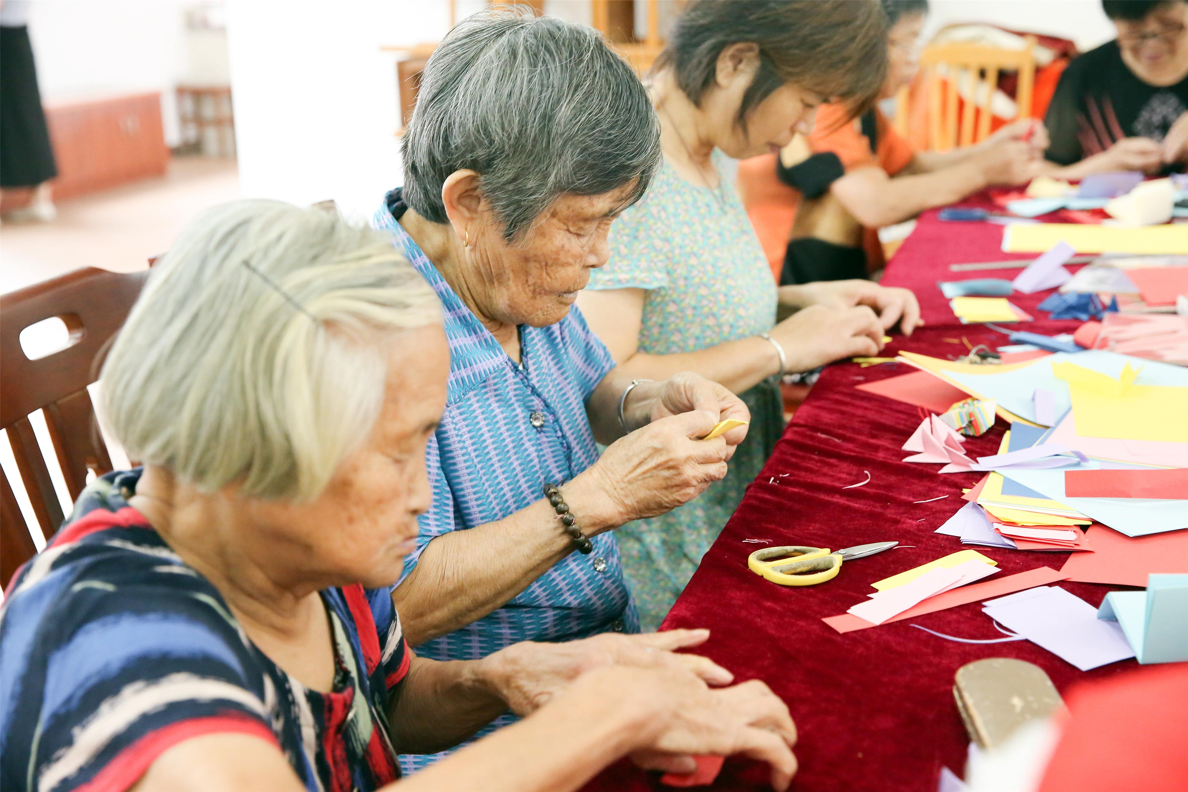 "巧手伴夕阳 越活越young 中南社区开展老年人手工小组活动